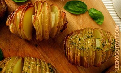 Фото рецепта: Картофель-гармошка с чесноком