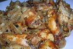Фото рецепта: Пикантные куриные крылышки с жареным луком
