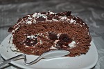 Фото рецепта: Шоколадный рулет с вишней