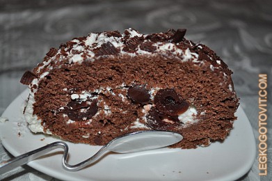 Фото рецепта: Шоколадный рулет с вишней
