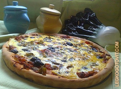 Фото рецепта: Пицца с фаршем и яйцом