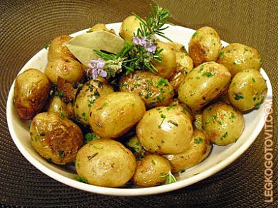 Фото рецепта: Молодой картофель, обжаренный с чесноком и петрушкой