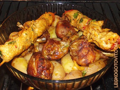 Фото рецепта: Куриный шашлык с картофелем из духовки