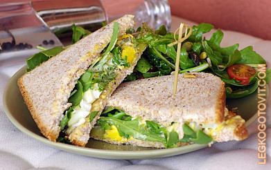 Фото рецепта: Сэндвич с яйцом и руколой