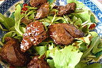 Фото рецепта: Теплый салат с рукколой и куриной печенью
