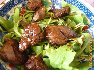 Фото рецепта: Теплый салат с рукколой и куриной печенью
