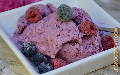 Фото рецепта: Замороженный йогурт с малиной и черникой