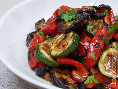 Фото рецепта: Средиземноморский салат из цуккини, баклажанов и перца