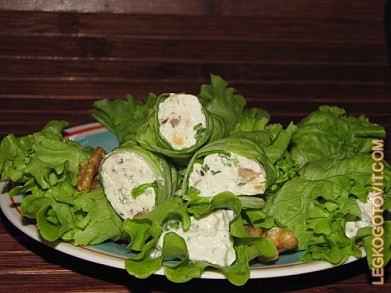 Фото рецепта: Сырные трубочки из листового салата