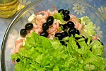 Фото рецепта: Салат с креветками и маслинами