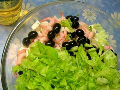 Фото рецепта: Салат с креветками и маслинами