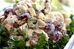 Фото рецепта: Куриный салат с виноградом, кешью и яблоками