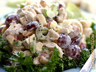 Фото рецепта: Куриный салат с виноградом, кешью и яблоками