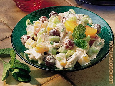 Фото рецепта: Салат из курицы и фруктов
