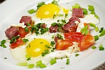 Фото рецепта: Яичница-глазунья с колбасой и помидорами