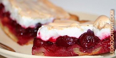 Фото рецепта: Пирог с вишнями и безе